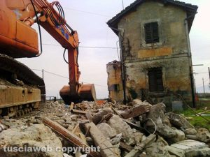 Cantiere di Via Falerina: abbattuto il casello ferroviario