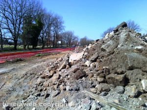 Cantiere di Via Falerina: abbattuto il casello ferroviario