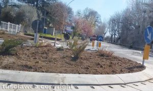 La rotatoria all'ingresso di Vetralla