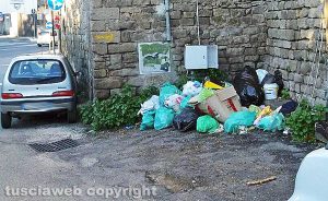 Viterbo - Rifiuti in via delle Fortezze