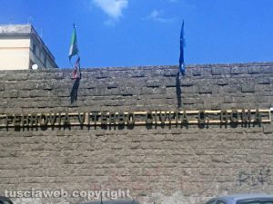 Bandiere strappate alla stazione Viterbo-Civita Castellana-Roma
