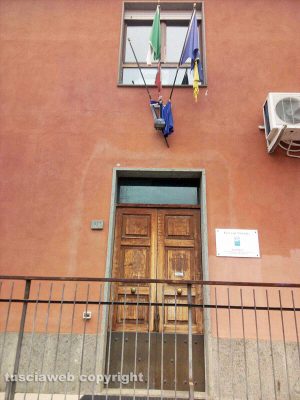 Viterbo - Tricolore strappato all'ingresso di un ufficio comunale