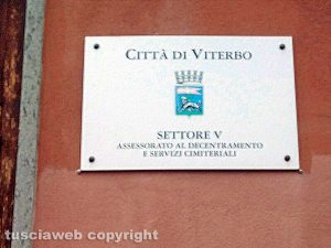 Viterbo - Tricolore strappato all'ingresso di un ufficio comunale