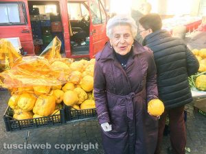 Viterbo - Pasqualina durante la tradizionale vendita dei cedri