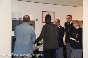 Un ragazzo al fotosegnalamento