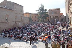 Piazza san Lorenzo piena di moto e motociclisti