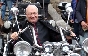 Il vescovo Fumagalli in sella a una moto