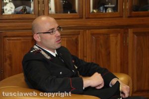 Il comandante dei carabinieri di Montefiascone Marco Angeli illustra l'operazione Giardinetti