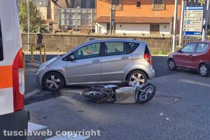 Viterbo - Scontro motorino-auto al passaggio a livello