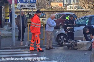 Viterbo - Scontro motorino-auto al passaggio a livello