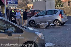 Viterbo - Scontro motorino-auto al passaggio a livello