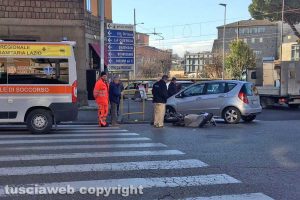 Viterbo - Scontro motorino-auto al passaggio a livello