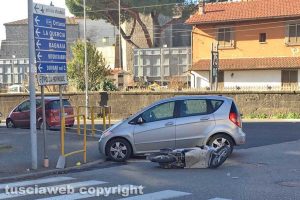 Viterbo - Scontro motorino-auto al passaggio a livello