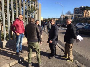 Viterbo - La manifestazione dei poliziotti di fronte alla questura 