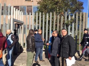 Viterbo - La manifestazione dei poliziotti di fronte alla questura 