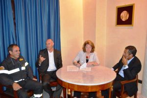Il sindaco Mazzola con i rappresentanti delle istituzioni per il distaccamento estivo dei vigili del fuoco