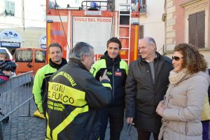 I sindaco Mazzola con i vigili del fuoco durante la manifestazione della Befana