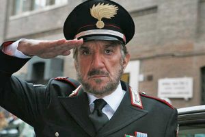 Gigi Proietti nei panni del maresciallo Rocca