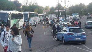 La Polstrada durante un controllo di una gita scolastica