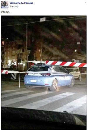 Viterbo - Volante della polizia bloccata sotto le sbarre del passaggio a livello di porta Fiorentina - La foto pubblicata dalla pagina Facebook Welcome to favelas