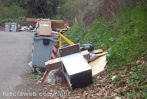 Viterbo - Discarica a cielo aperto in strada Mezzogrosso