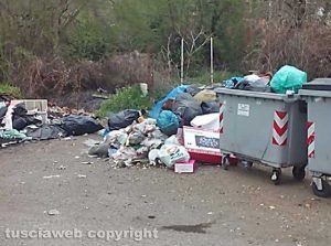 Viterbo - Discarica a cielo aperto in strada Mezzogrosso