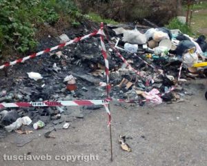 Viterbo - Discarica a cielo aperto in strada Mezzogrosso