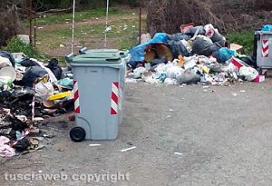 Viterbo - Discarica a cielo aperto in strada Mezzogrosso