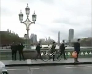 Londra - Auto contro la folla nei pressi del Parlamento