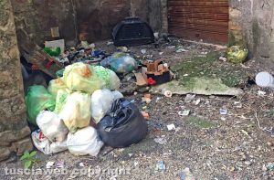 Viterbo - I rifiuti in via largo Marconi