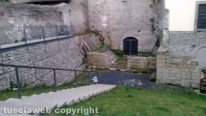 Viterbo - Il degrado a Palazzo di Vico