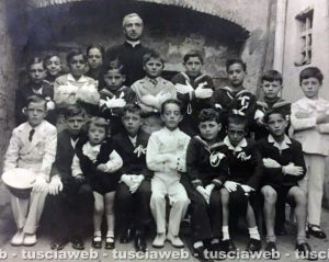 Viterbo - Come eravamo 1933 - Don Oreste Guerrini con i bambini della prima comunione