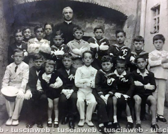 Viterbo - Come eravamo 1933 - Don Oreste Guerrini con i bambini della prima comunione