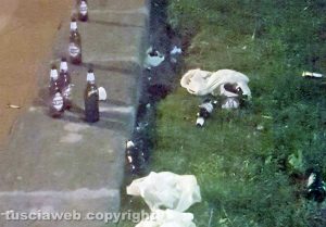 Viterbo - Bottiglie di birra in piazza Unità d'Italia