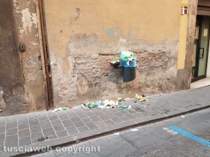 Viterbo - Un cestino stracolmo a via Cavour