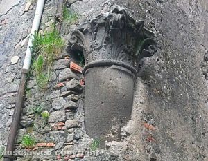 Viterbo - Via del Collegio - Colonna e capitello corinzio