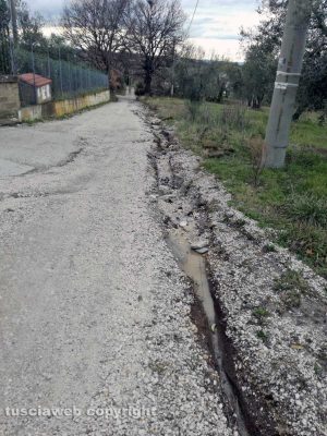 Viterbo - Voragini e buche su strada Salemme