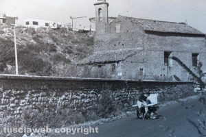 Viterbo - Alfio Panneca dorme sul suo carrettino