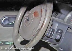 Femminicidio-suicidio a Orte - Il volante dell'auto