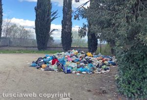 Grotte di Castro - I rifiuti abbandonati al parcheggio del cimitero