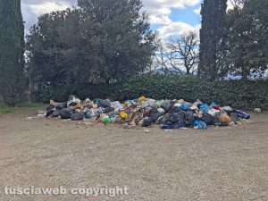 Grotte di Castro - I rifiuti abbandonati al parcheggio del cimitero 