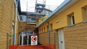 Partiti i lavori di sistemazione della copertura del palazzetto dello sport