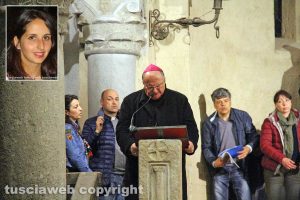 Femminicidio-suicidio a Orte - Il vescovo di Civita Castellana Romano Rossi alla veglia nella chiesa di santa Maria assunta a Vasanello - Nel riquadro Silvia Tabacchi