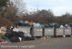 Viterbo - Rifiuti in strada Mezzogrosso