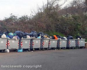 Viterbo - Rifiuti in strada Mezzogrosso