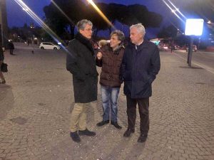 Viterbo – Illuminazione a piazza dei Caduti - Tofani e Michelini con il responsabile della ditta Gemmo
