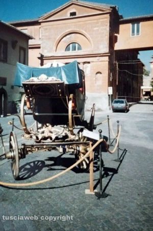 Viterbo - La carrozza esposta, sopo il primo restauro, a piazza del Duomo