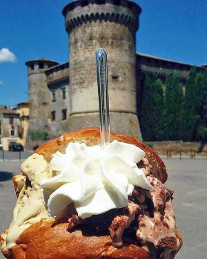 Vasanello - Una brioche siciliana con il gelato di "Crema e latte" di Pina Vincenzotti