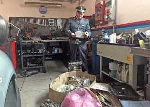 L'autofficina scoperta dalla guardia di finanza