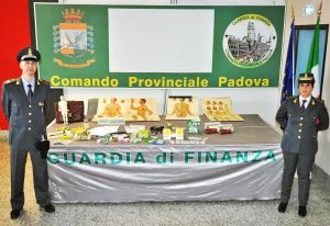 Guardia di finanza - Il materiale sequestrato nello studio medico